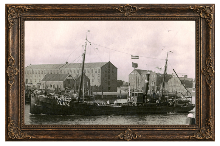 Historische foto van de haven met een molen en pakhuizen aan het water